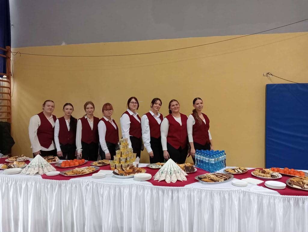 uczniowie pomagają przy Olimpiadzie Seniora