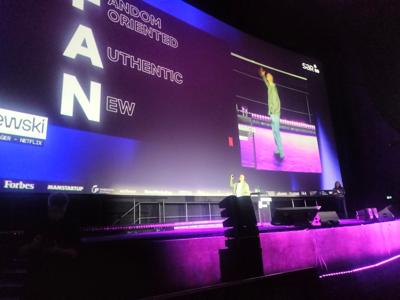 Kinga i Marysia podczas wręczenia wyróżnienia w konkursie