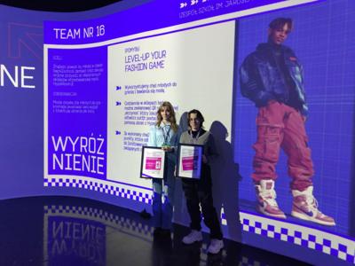 Kinga i Marysia podczas wręczenia wyróżnienia w konkursie