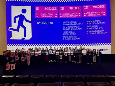 Kinga i Marysia podczas wręczenia wyróżnienia w konkursie