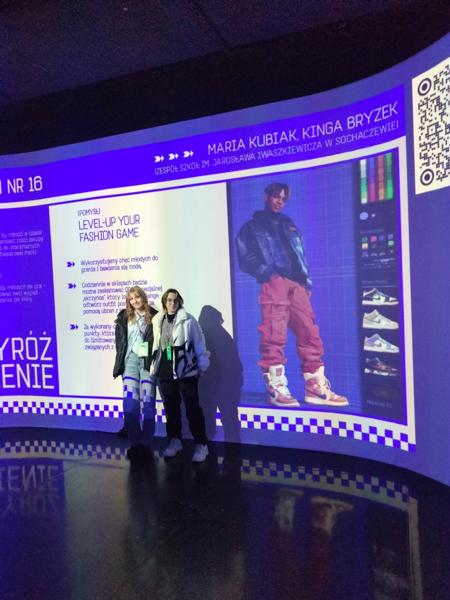 Kinga i Marysia podczas wręczenia wyróżnienia w konkursie