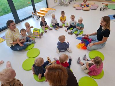 LOGORYTMIKA Dzieci witały się naśladując odgłosy zwierząt, dmuchały w piórka, ćwicząc prawidłowy tor