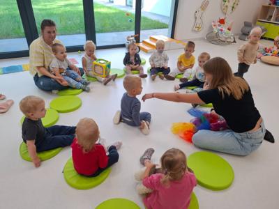 LOGORYTMIKA Dzieci witały się naśladując odgłosy zwierząt, dmuchały w piórka, ćwicząc prawidłowy tor
