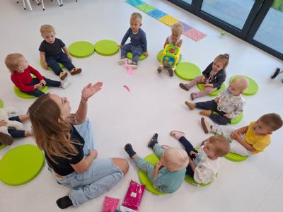 LOGORYTMIKA Dzieci witały się naśladując odgłosy zwierząt, dmuchały w piórka, ćwicząc prawidłowy tor