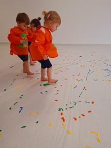 Kolorowa ścieżka małych stópek👣🌈Nasze maluchy zamieniły dziś folię w barwną, malarską ścieżkę. Boso,