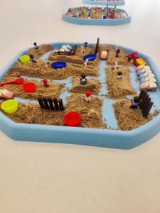 Dziś nasze maluchy przeniosły się do niezwykłej „Piaskowej Krainy” 🌞🏖️Dzieci z ogromną ciekawością o