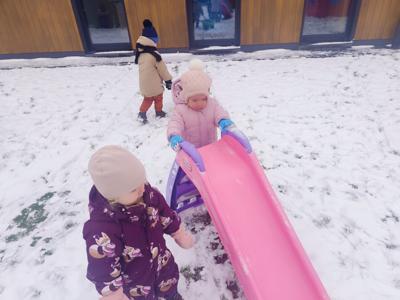 W zimowy, śnieżny dzień dzieci wyruszyły na plac zabaw, aby cieszyć się urokami zimy. ❄️☃️❄️Maluchy