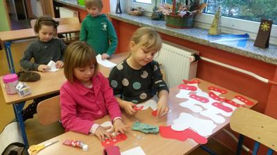 Zajęcia świetlicowe - przygotowania do Mikołajkowej Poczty