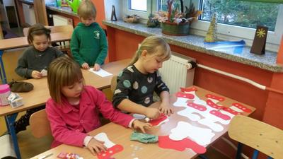 Robimy papierowe skarpety. Przydadzą się do Mikołajkowej Poczty.