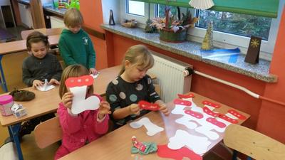 Podczas zajęć świetlicowych robimy papierowe skarpety. Przydadzą się do Mikołajkowej Poczty.