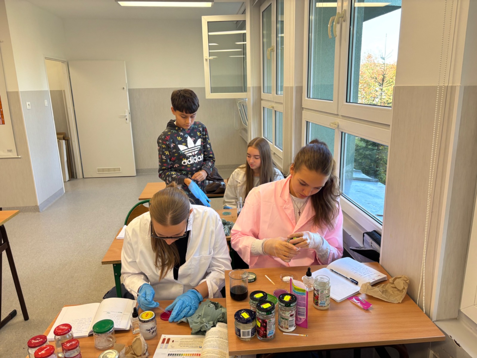 Doświadczenia chemiczne uczniów klas 8b i 8c