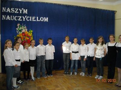 Uczniowie wyrażają wdzięczność nauczycielom