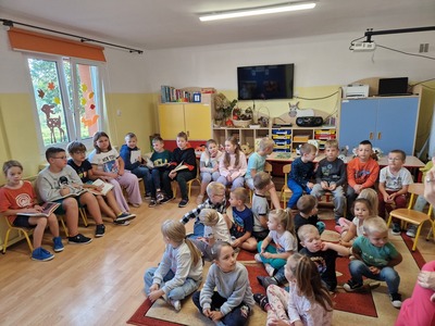 Uczniowie klasy III czytają młodszym