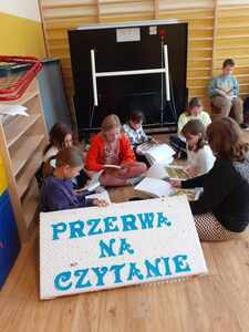 Uczennice klas 4-6 znalazły kącik do czytania
