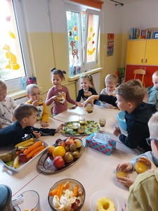 Dzieci robią świeży sok w przedszkolu