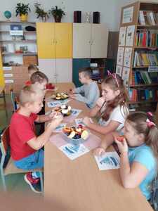 Dzieci zajadają pyszne owoce