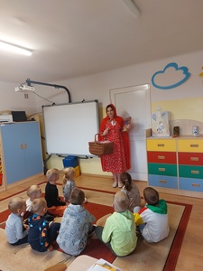 Pani Kasia w stroju Czerwonego Kaptura wita się z przedszkolakami
