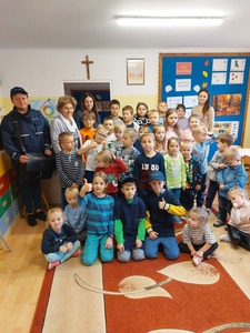 Pamiątkowe zdjęcie uczniów z Panią Listonosz i wychowawcami