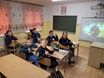 Uczniowie oglądają film o patronie