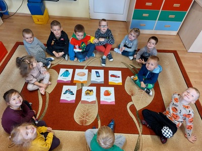 Dzieci z przedszkola rozmawiają na temat bogactwa i ubóstwa