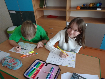 Uczniowie tworzący sketchnotki