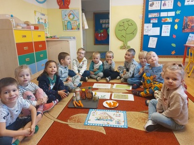 Dzieci rozmawiają o produktach ekologicznych