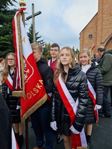 Poczet sztandarowy naszej szkoły podczas obchodów Narodowego Święta Niepodległości w Rząśniku