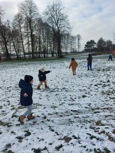 Przedszkolaki rzucają się śnieżkami