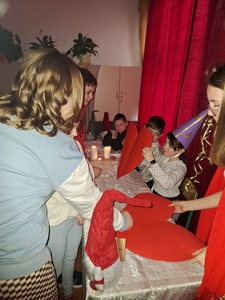 Uczniowie podczas wróżb