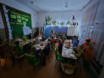 Dzieci podczas poczęstunku