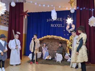 Uczniowie występujący w jasełkach