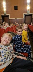 Uczniowie w teatrze