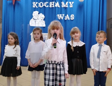 Uczennica śpiewa piosenkę
