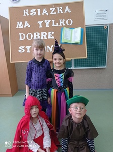 Uczniowie klasy I pasowani na czytelników szkolnej biblioteki