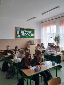 Uczniowie klas VII-VIII podczas warsztatów