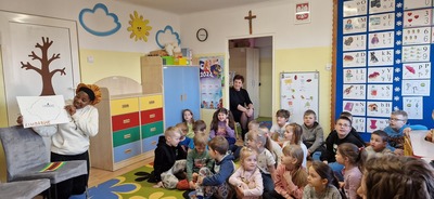 Michelle Majoni z uczniami klas 0-III
