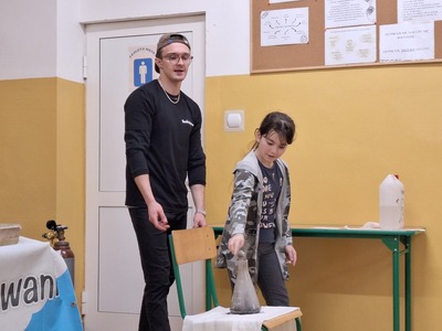 Uczennica w trakcie eksperymentu