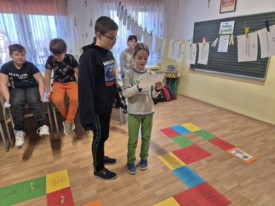 Uczniowie odpowiadają na pytanie