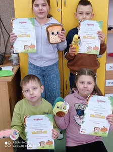 Uczniowie klasy 2 nagrodzeni dyplomami I pluszakami