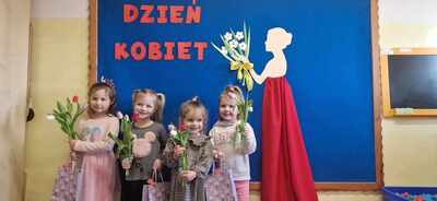 Pamiątkowe zdjęcie dziewczynek z okazji ,,Dnia Kobiet"