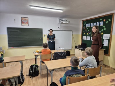 Pani dyrektor wita gościa