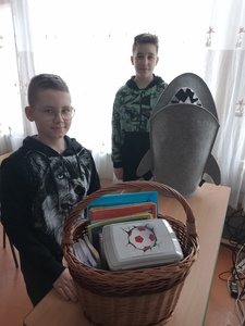 Uczniowie z książkami zapakowanymi w "nowe plecaki"