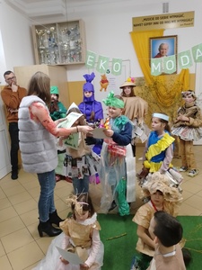 Pani Dyrektor wręcza dyplomy za udział w pokazie mody