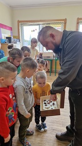 Dzieci oglądające eksponaty pokazywane przez naszego gościa