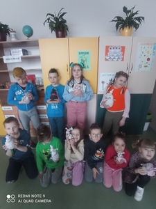 Dumni uczniowie  klasy 1 i  2 ze swoich prac