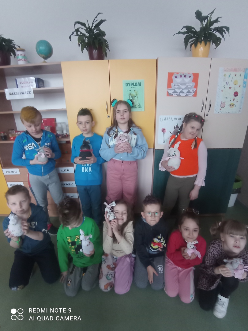 Dumni uczniowie klasy 1 i 2 ze swoich prac