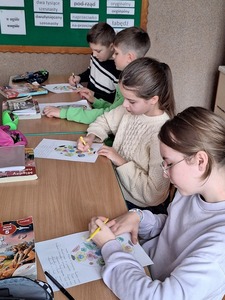 Uczniowie klasy V podczas lekcji języka polskiego