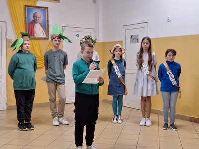 Uczniowie występujący w przedstawieniu