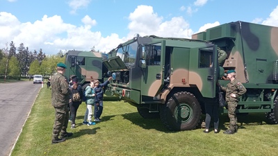 Uczniowie oglądają aparatowniełacznści