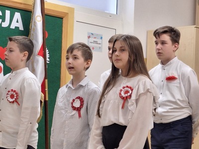Uczniowie podczas akademii